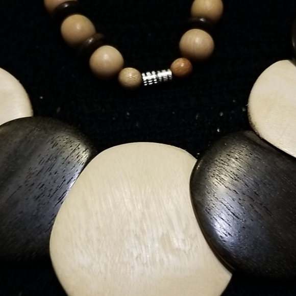 Wooden necklace - Picture 2 of 3